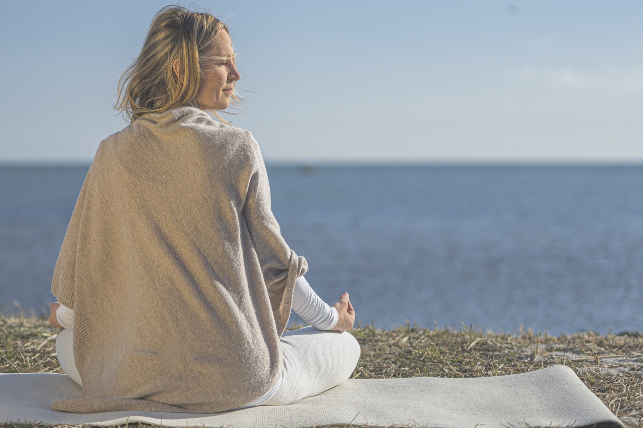 joginka medytująca nad brzegiem morza
