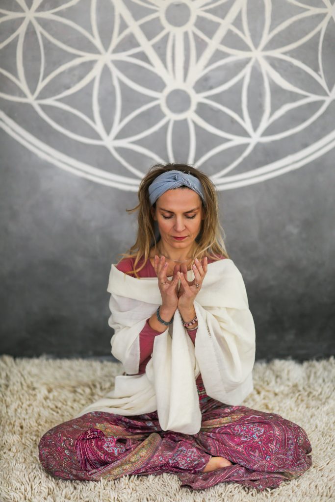 Kobieta praktykująca jogę kundalini, medytacja